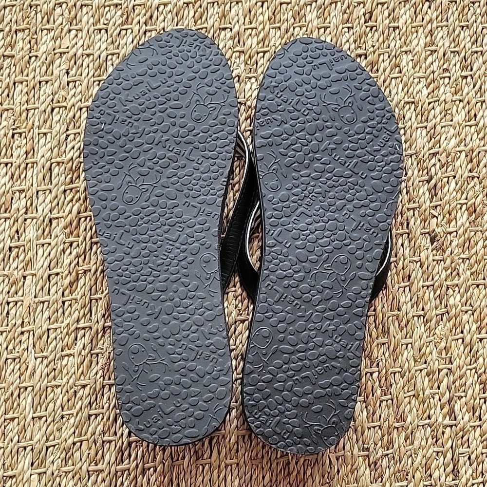 KUAILU black flip flops. Like new condition size 7. - Picture 6 of 6